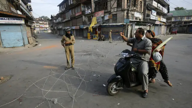 جنوبی کشمیر کے بہت سے علاقوں میں پیر کو بھی کرفیو جاری ہے