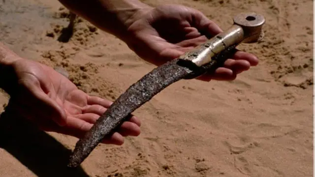 له ځینو مړو سره وسلې هم خښې کړل شوې