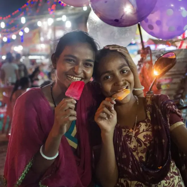 अहमदाबाद में आईसक्रीम खाती युवतियां.