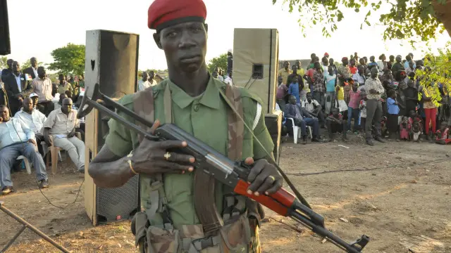 جندي من من قوات رياك ماشار يقف حارسا في تجمع شعبي