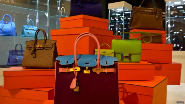 佳士得2016迪拜時尚品拍賣：共有來自愛馬仕、香奈兒和路易·威登等多個品牌的60個手袋參加拍賣(圖片來源：Rubina A. Khan/Getty Images)