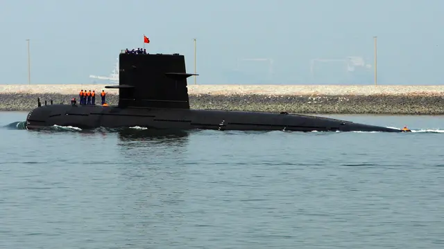 Kapal selam Cina bertolak dari Pelabuhan Qingdao pada 22 April 2009.