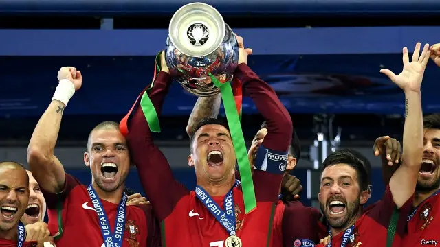 Ronaldo menjabat sebagai kapten tim saat Portugal memenangi Piala Eropa 2016.