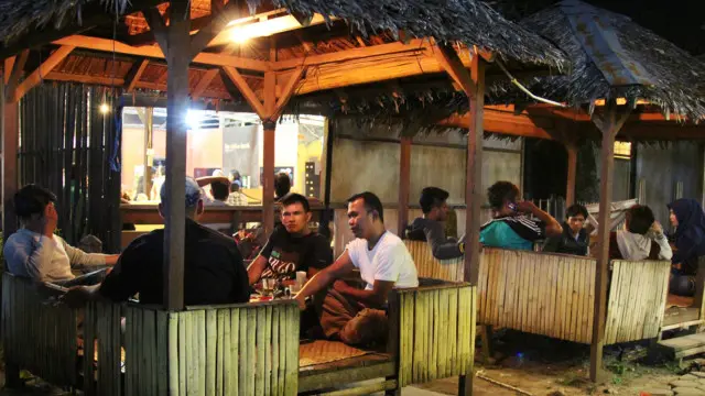 Tempat minum yang didesain menyerupai dangau menjadi daya tarik tersendiri.