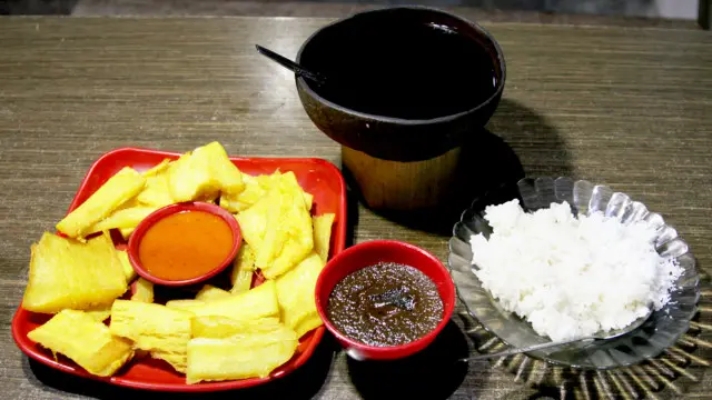 Kawa daun disajikan bersama ubi goreng dan ketan srikaya.