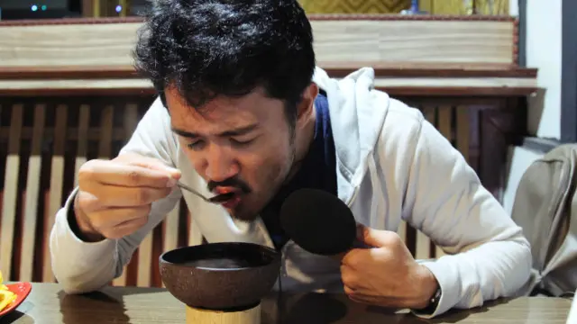 Rasa kawa daun mengingatkan pada rasa kopi dan teh.