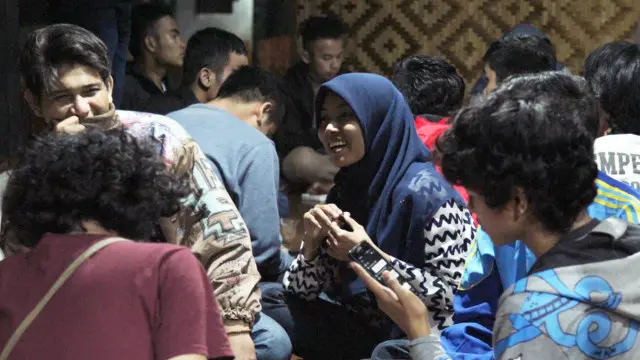 Anak muda Payakumbuh kerap meminum kawa daun sambil bercengkrama di dangau.