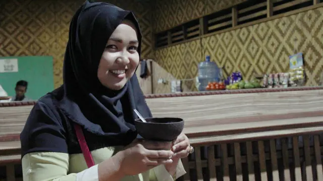 Dona kini menjadi penikmat setia kawa daun.