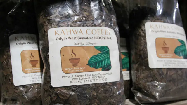 Daun kopi kering juga menjadi komoditas yang dijual Da Ong di warungnya.