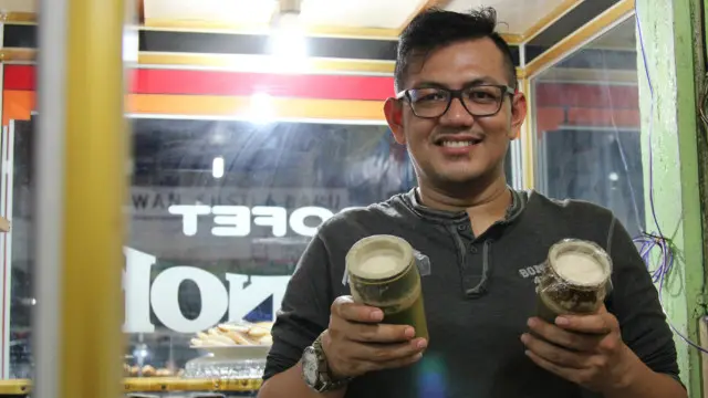 Hendru Elvinas dan dadiah yang masih dalam bilah bambu.