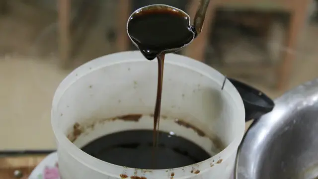 Manisan gula aren memperkaya rasa ampiang dadiah.