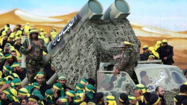 عرض لقاذفة صواريخ وهمية خلال عرض عسكري لحزب الله
