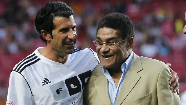 لويس فيغو بلباس رياضي يحتضن أوزيبيو