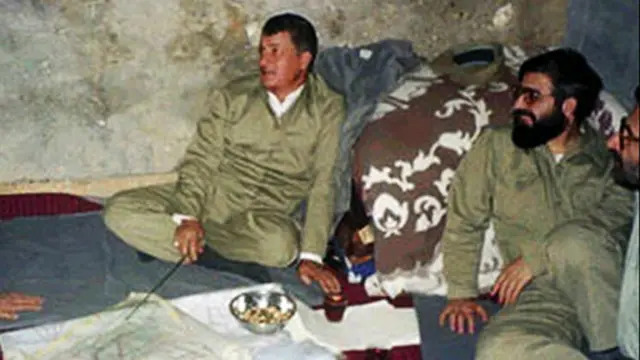 از راست: کمال خرازی، رئیس ستاد تبلیغات جنگ، حسن روحانی، فرمانده پدافند هوایی قرارگاه خاتم و هاشمی رفسنجانی فرمانده قرارگاه