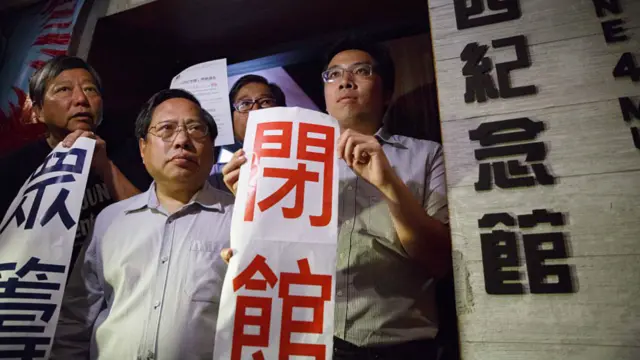 支联会主席何俊仁（左二）、秘书李卓人（左一）和一众成员