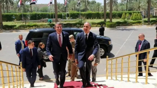 التقى كارتر بنظيره العراقي خالد العبيدي في زيارة مفاجئة لبغداد.