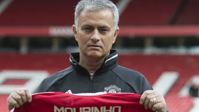 مورينيو حل مؤخرا محل لويس فان غال كمدير فني في أولد ترافورد