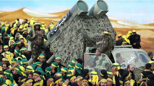 نمایش ماکت یک موشک انداز در رژه نظامی گروه حزب الله لبنان.