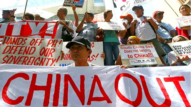 தென் சீனக் கடல் குறித்த தீர்ப்பு வெளியாவதற்கு முன்பு நடந்த ஆர்ப்பாட்டம். 