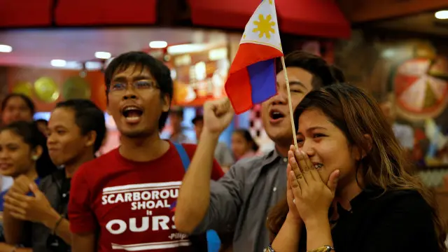 Nhà hoạt động Philippines phản ứng khi nghe phán quyết PCA tại Manila
