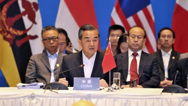 王毅(中)在雲南玉樹中國—東盟國家外長特別會議上(中新社圖片14/6/2016)