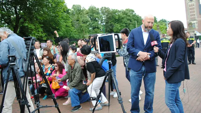 Hồng Nga và giáo sư Jonathan London tường thuật trực tiếp trên trang Facebook của BBC Tiếng Việt ngay cạnh các nhóm người biểu tình của cả bên ủng hộ Philippines lẫn bên ủng hộ Trung Quốc, trước cổng toà PCA