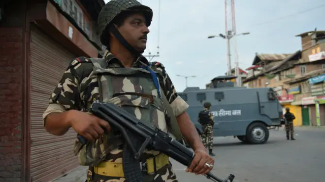 کشمیر میں کرفیو بدستور جاری ہے اور مزید تین لوگ زخموں کی تاب نہ لا کر ہلاک ہوگئے ہیں