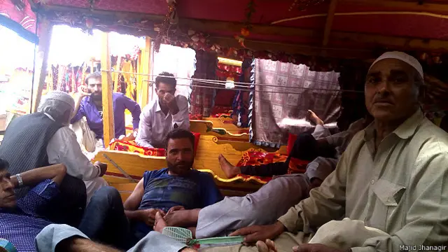 ڈل جھیل پر شکارا چلانے والے بے کار ہو گئے ہیں