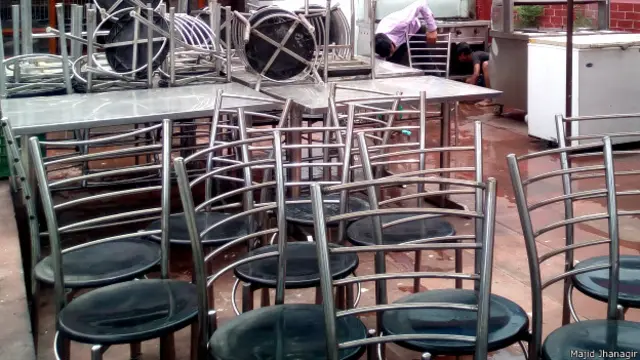 खाली कुर्सियाँ