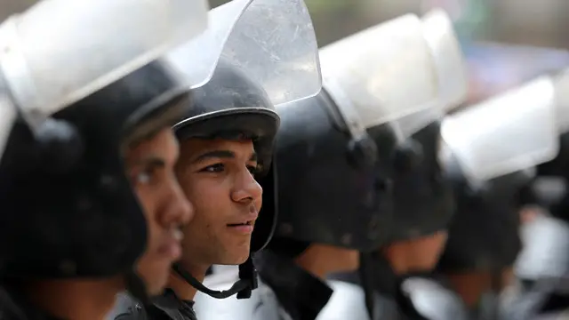 ألقي القبض على المتهمين من رجال الشرطة بعد تقرير للطب الشرعي أكد أن القتيل تعرض لضرب عنيف على العنق والظهر إلى حد كسر عموده الفقري