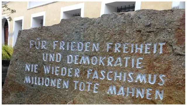 這座建築唯一一個有明顯歷史含義的標記是外面一塊刻字的石頭：「為了和平自由與民主，永不再有法西斯主義，紀念數百萬計死難者」
