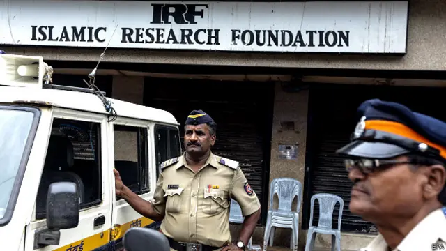 ज़ाकिर नाइक के बंद दफ़्तर के बाहर सुरक्षा के लिए खड़ी पुलिस