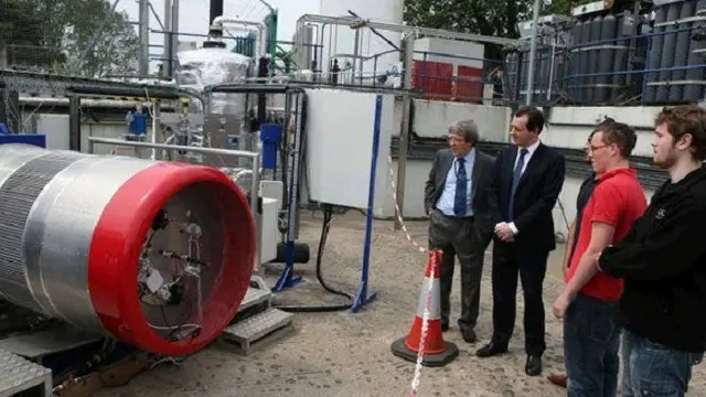 وزير الخزانة البريطاني جورج أوزبورن (الثاني من اليسار) أعلن عن الاستثمار الحكومي في هذا المشروع في عام 2013.