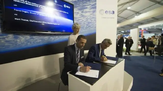 مارك توماس (يسار) وفرانكو اونغارو (يمين) يوقعان العقد خلال فعاليات معرض فارنبورو الدولي للطيران.