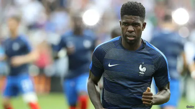Samuel Umtiti memulai debutnya di timnas Prancis pada laga perempat final Piala Eropa 2016.