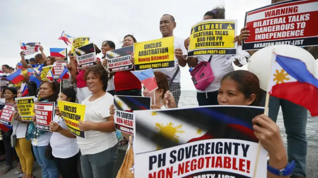 在海牙法庭星期二（7月12日）就南中国海主权争端做出有利于菲律宾的仲裁之后，一些菲律宾人举行示威，呼吁中国尊重菲律宾专属经济区主权。