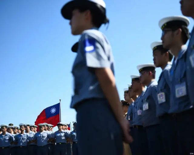 蔡英文称，这次巡航就是要展现台湾人民捍卫国家利益的决心。