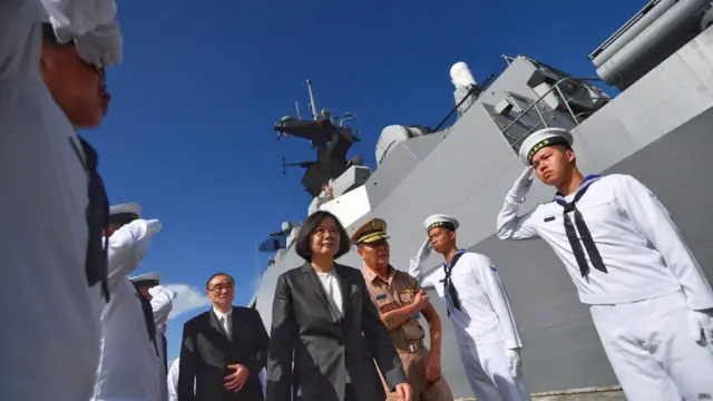 台湾总统蔡英文星期三上午前往高雄海军基地，并登上将出发前往南海巡戈任务的海军康定级迪化舰视察