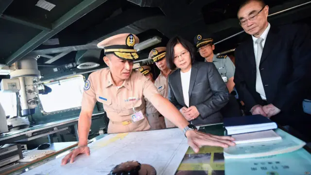 台湾总统蔡英文星期三上午前往高雄海军基地，并登上将出发前往南海巡戈任务的海军康定级迪化舰视察