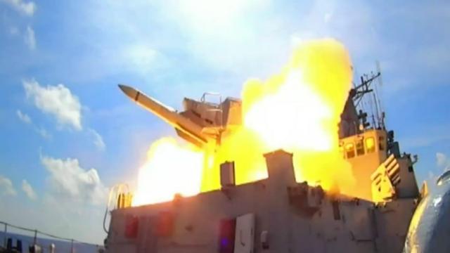 Hải quân Trung Quốc phóng tên lửa khi tập trận tại Biển Đông ngày 12/07/2016.