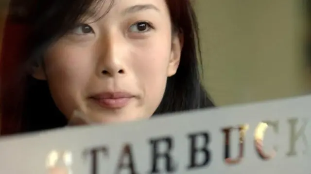 王依丽(Wang Yili,音译)在西单星巴克喝咖啡