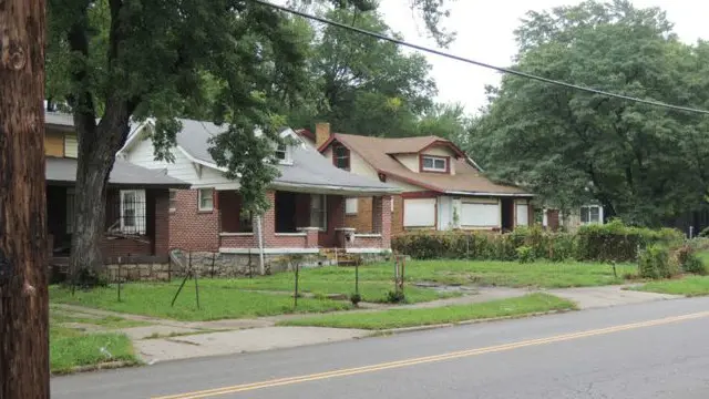 در سمت شرق خیابان تروست، تصویر کاملا متفاوت است، مردم فقیرتر هستند و جدایی نژادی دیده میشود