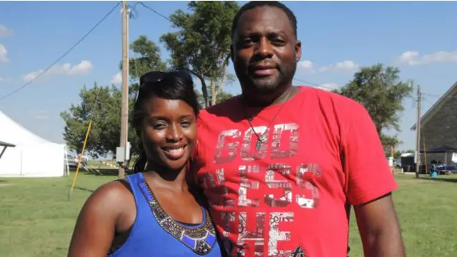 نیکول و لوئیس آندرسون گفتند که بنگاههای معاملات ملکی فقط خانههایی را که در محلههای سیاهپوست نشین است به آنها نشان میدادند