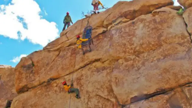 搜救队在 50 英尺高的峭壁上训练