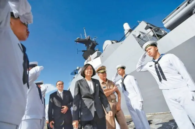 蔡英文登上海军康定级迪化舰并发表讲话(台湾总统府图片)
