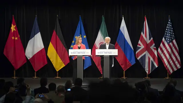 محمدجواد ظریف، وزیر خارجه ایران و فدریکا موگرینی، مسئول سیاست خارجی اتحادیه اروپا، رسیدن به توافق را اعلام کردند