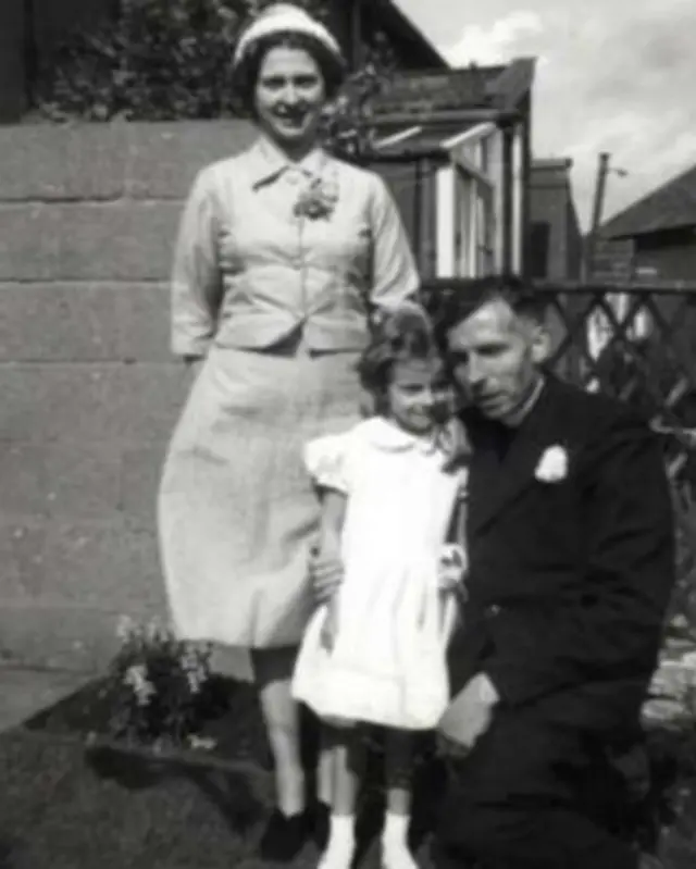 خانم می با پدر و مادرش