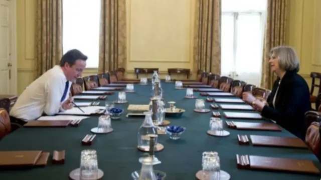 Ông David Cameron bàn giao quyền thủ tướng lại cho bà Theresa May