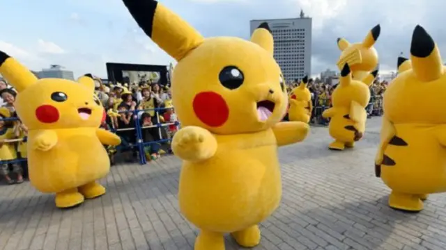 گیم کے اندر آپ اپنے فون کی کیمرا ایپ استعمال کرتے ہوئے حقیقی دنیا میں چھپے پوکیمون کردار ڈھونڈنے کی کوشش کرتے ہیں