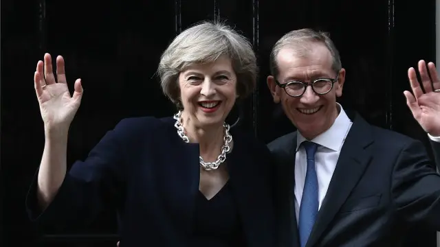Bà Theresa May và chồng, ông Philip May trước cổng Phủ Thủ tướng Anh